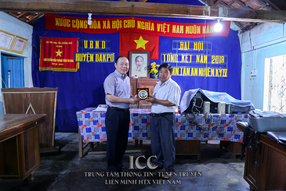 Chủ tịch Nguyễn Ngọc Bảo tặng logo kỉ niệm cho HTX nông nghiệp Tân An